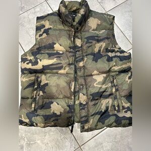 Mens (unisex) camouflage puffer vest